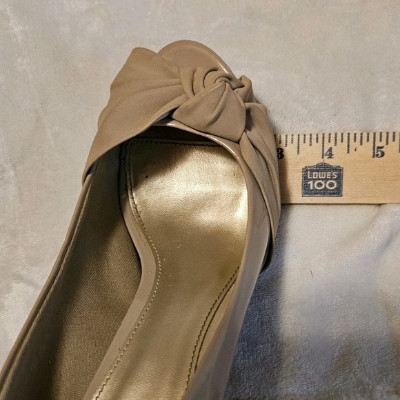 Fioni Peep-Toe Tan Patent Leather 4 In Heels Women's Size 8.5 - Picture 8 of 9